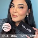 Vrouw met een Mayson Magnetic Lashes doosje. Vermeldt 200.000+ tevreden klanten en Vogue, Linda, Bazaar, Glamour.