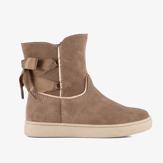 Beige suède enkellaarsje met ritssluiting, gouden bies en strikdetail aan de zijkant.