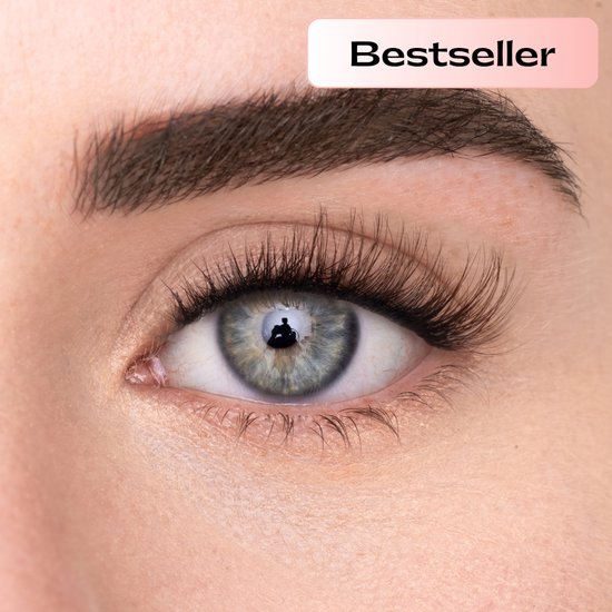 Close-up van een oog met Mayson Cosmetics wimperextensions. De wimpers zijn lang, vol en gebogen. 'Bestseller' badge.