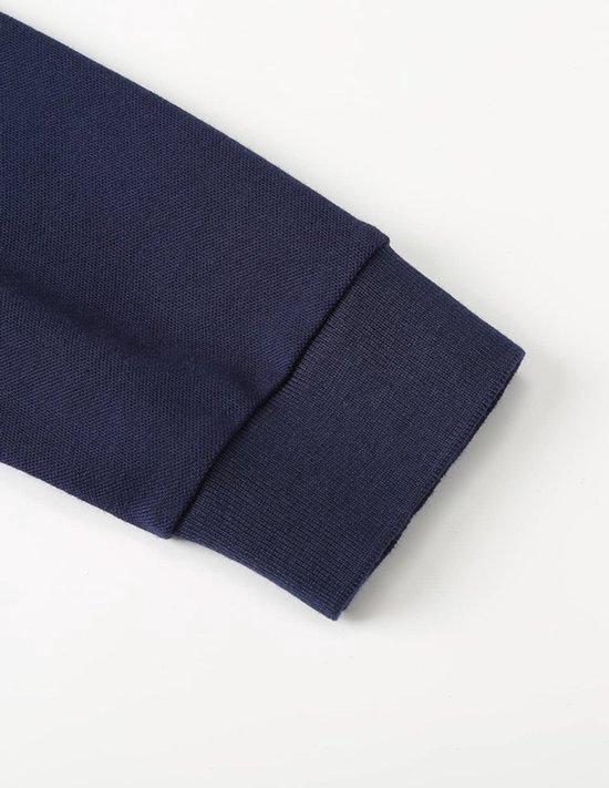 Close-up van een marineblauwe mouwboord van een poloshirt.