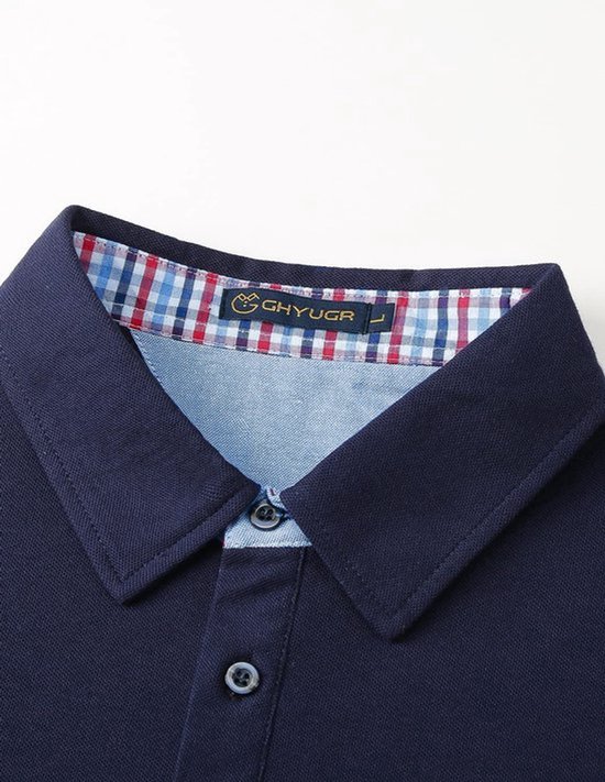Kraag van marineblauw poloshirt met GHYUGA-label en geruite voering.