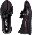 Bordeauxrode lakleren loafer met kettingdetail en profielzool.