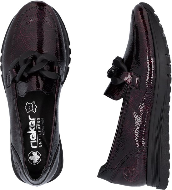Bordeauxrode lakleren loafer met kettingdetail en profielzool.