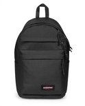 Zwarte Eastpak Day Pak'r Pro rugzak met een laptop die uit een zijvak steekt.
