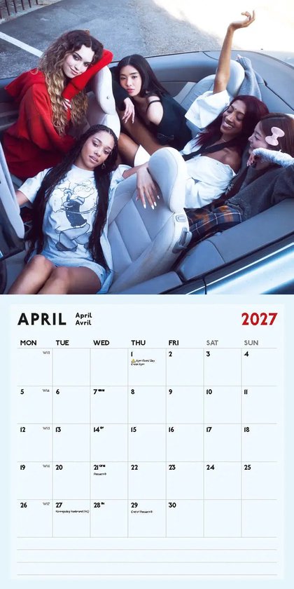 Vijf jonge vrouwen in casual kleding, zittend in een auto, met een kalender van april 2027.
