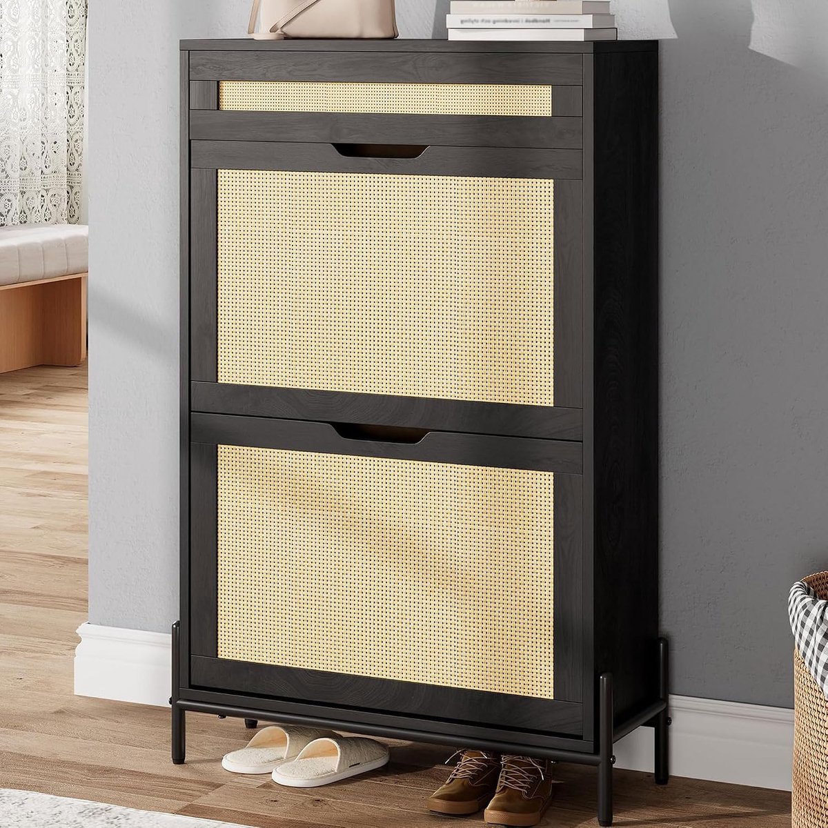Rotan schoenenkast – 2 neerklapbare lades, verstelbare planken – Smalle opbergruimte voor hal/gang/kleine kamer – Moderne landelijke stijl – Neerklapbare deuren – Zwart