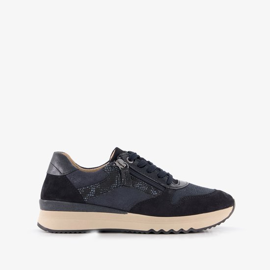 Zijaanzicht van een donkerblauwe sneaker met suède, reptielpatroon, ritssluiting en beige zool.