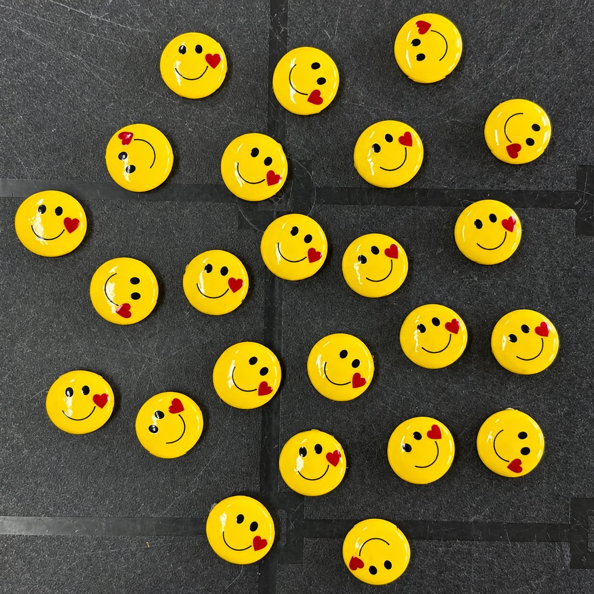 TLVX 24 stuks Kleine Smiley Hartjes Magneten 3D / Leuke Koelkastmagneten / Sterke Foto Magneet / Speel- & Leer / School / Kaart / Whiteboard / Valentijn / Boodschappenlijst / Notitie / Memobord / School bord / Magnetisch / HVJ / Love You Magneetjes