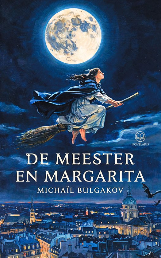 Een vrouw op een bezemsteel vliegt 's nachts door de lucht, met een volle maan en een stad op de achtergrond. Titel: De Meester en Margarita.