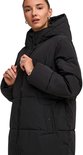 Zwarte pufferjas met capuchon, model dichtbij, dames met ringen.