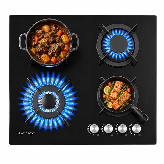 Zwarte gaskookplaat met 4 branders. Een stoofpot sudderend in een pan, zalm in een koekenpan en twee branders met blauwe vlammen.
