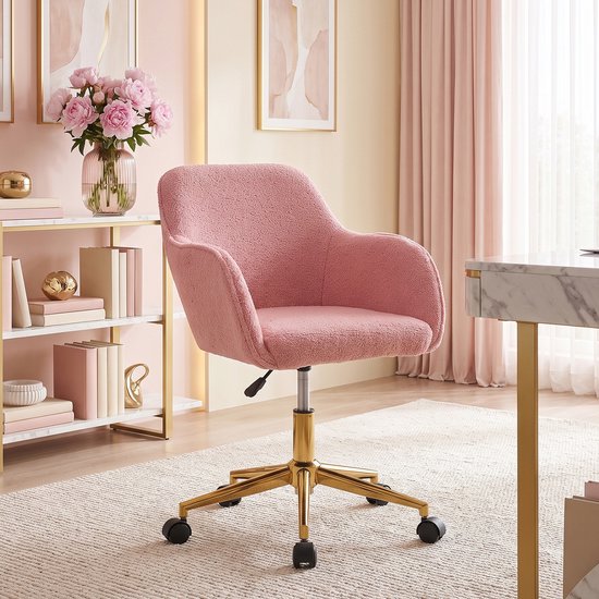 Chaise de bureau rose en teddy à pieds dorés, dans un bureau élégant avec des accents roses, une étagère et des fleurs.