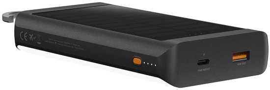 Zwarte Xtorm powerbank met zonnepaneel bovenzijde, USB-C en twee USB-A poorten.