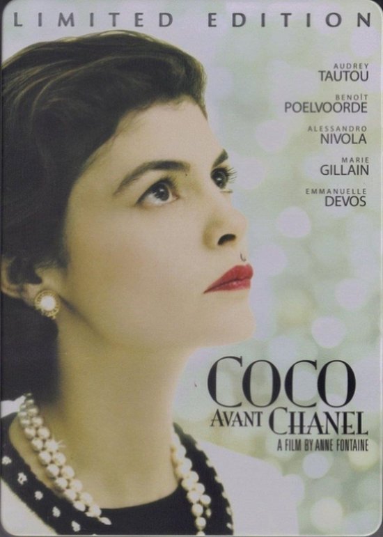 Audrey Tautou als Coco Chanel met parelketting.