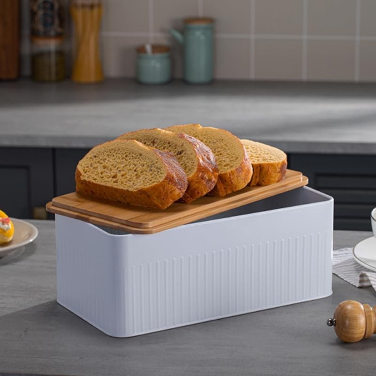 Stijlvolle metalen broodtrommel met snijplank en bamboedeksel, 2-in-1 broodopbergdoos voor vers brood, 33 x 18 x 13,5 cm (wit)