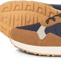 Detail van de zool en neus van een donkerblauwe en bruine Jack & Jones sneaker met suède.
