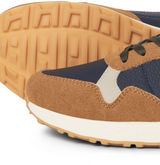 Detail van de zool en neus van een donkerblauwe en bruine Jack & Jones sneaker met suède.