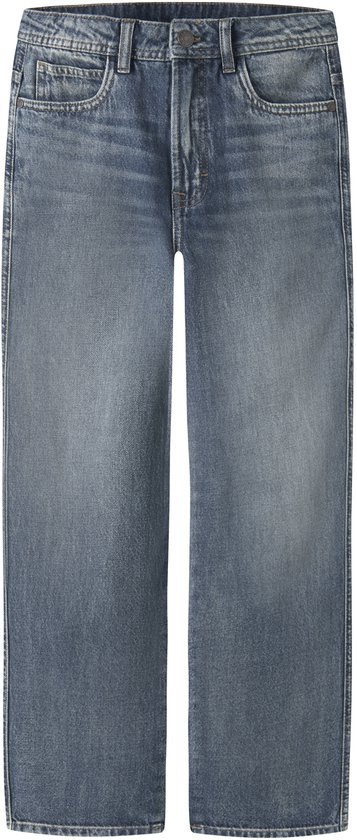 Voorkant van een blauwe spijkerbroek met rechte pijpen en een licht verwassen effect. Twee steekzakken en twee achterzakken.