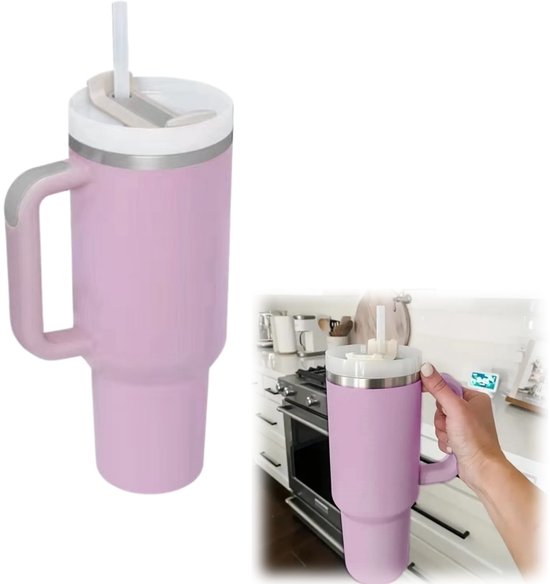 Lichtpaarse geïsoleerde beker met handvat en rietje, getoond in een keukenomgeving en vastgehouden.