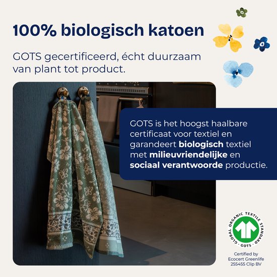 Deux torchons verts à motif floral sont suspendus à des crochets, certifiés GOTS.