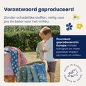 Un petit garçon prend une serviette durable dans un panier, avec le texte 'Fabriqué durablement en Europe'.