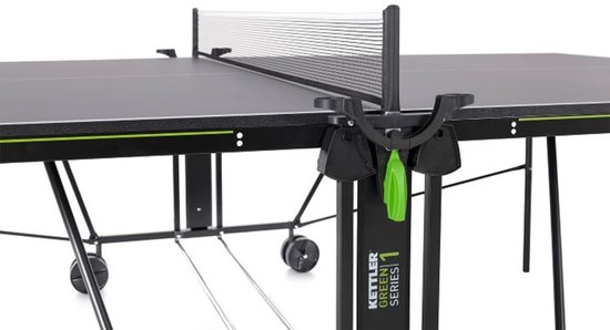 Zijkant van de opklapbare Kettler tafeltennistafel met net.