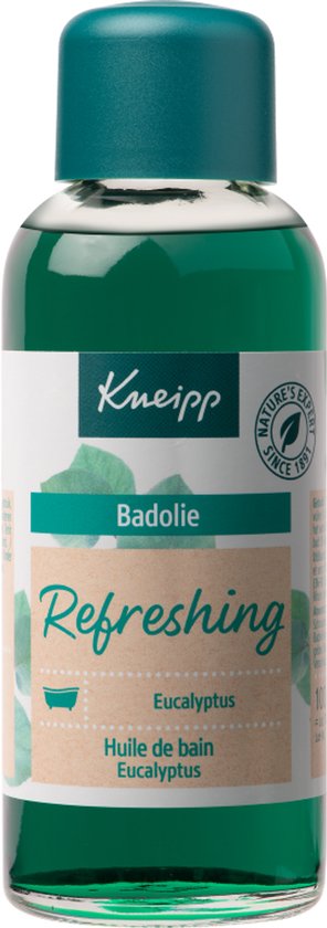 Fles Kneipp Badolie Refreshing Eucalyptus met groene dop en label met tekst en eucalyptusblaadjes.