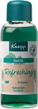 Fles Kneipp Badolie Refreshing Eucalyptus met groene dop en label met tekst en eucalyptusblaadjes.