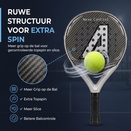 Zwarte padelracket met zilverkleurig frame en de witte letter A, met een padelbal. Close-up van de ruwe textuur van het racketblad. Tekst: RUWE STRUCTUUR VOOR EXTRA SPIN.