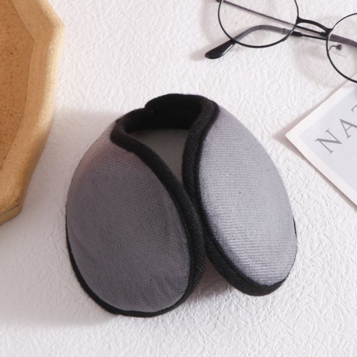 Warme, dikke unisex helm-oorkappen voor de winter, met fleece gevoerde oorkappen in grijs.