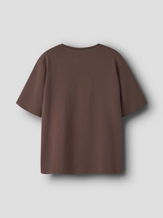 Achterkant van een effen bruin t-shirt.