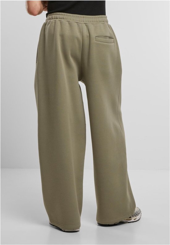 Achterkant van een olijfgroene wijde joggingbroek met trekkoord en een achterzak.