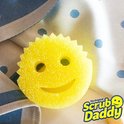Gele Scrub Daddy spons met lachend gezichtje op een handdoek.