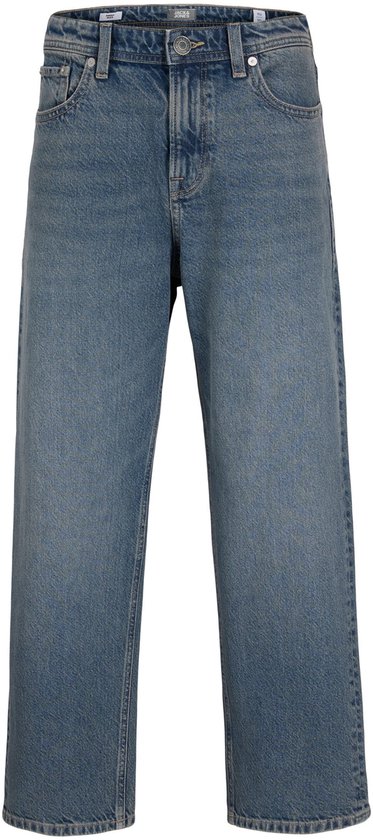 Voorkant van een wijde, lichtblauwe jeans met JACK & JONES label.