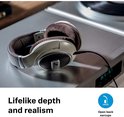 Crème Sennheiser koptelefoon met bruine oorkussens, op een draaitafel. Open oorschelpen.
