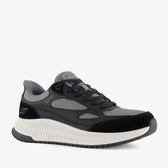 Zijaanzicht van de zwarte Skechers sneaker, met grijs mesh, zwarte overlays en witte zool.