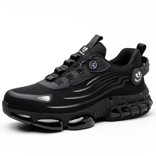 Chaussure de sécurité basse noire avec tige en mesh, accents blancs et une épaisse semelle noire. Portée par une personne.