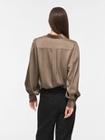 Achterkant taupe satijnen blouse met pofmouwen.