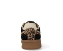 Achterkant van zwarte lage sneakers met bruine zolen en panterprint hieldetail.