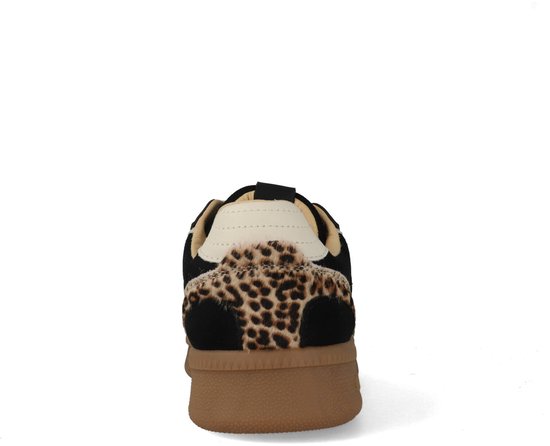 Achterkant van zwarte lage sneakers met bruine zolen en panterprint hieldetail.