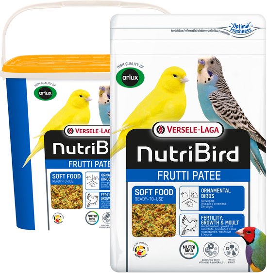 Oranje emmer met blauwe opdruk. Voorop een kanariegele en een blauw-grijze parkiet. De verpakking van NutriBird bevat 'Frutti Patee'.