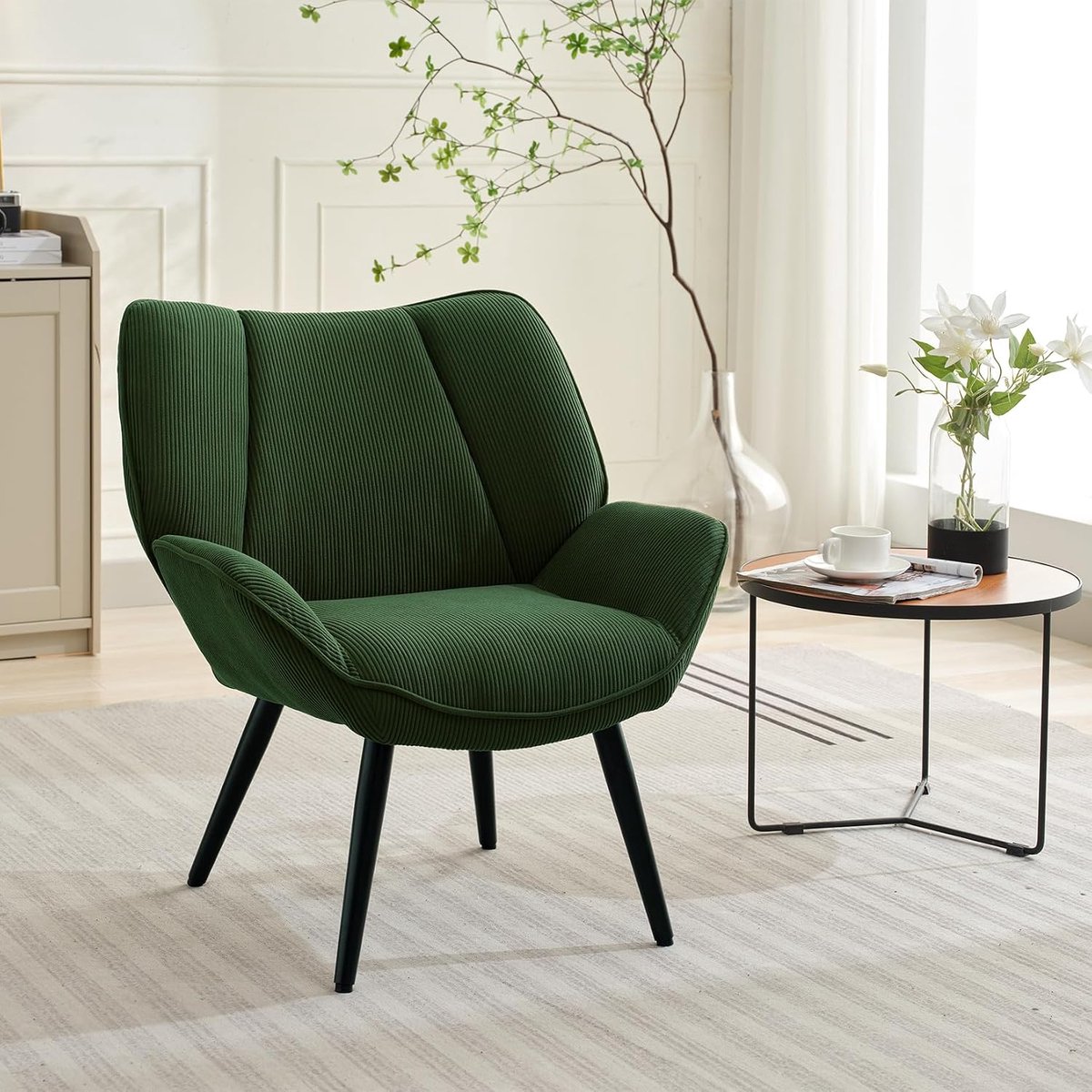 Moderne accentstoel van corduroy – Gestoffeerde fauteuil – Brede, uitlopende armleuningen – Stevige metalen poten – Brede, comfortabele zitting – Groen