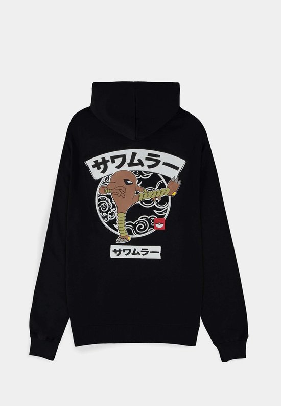 Zwarte hoodie met op de achterkant een afbeelding van Pokémon Hitmonlee in vechthouding met Japanse tekst.