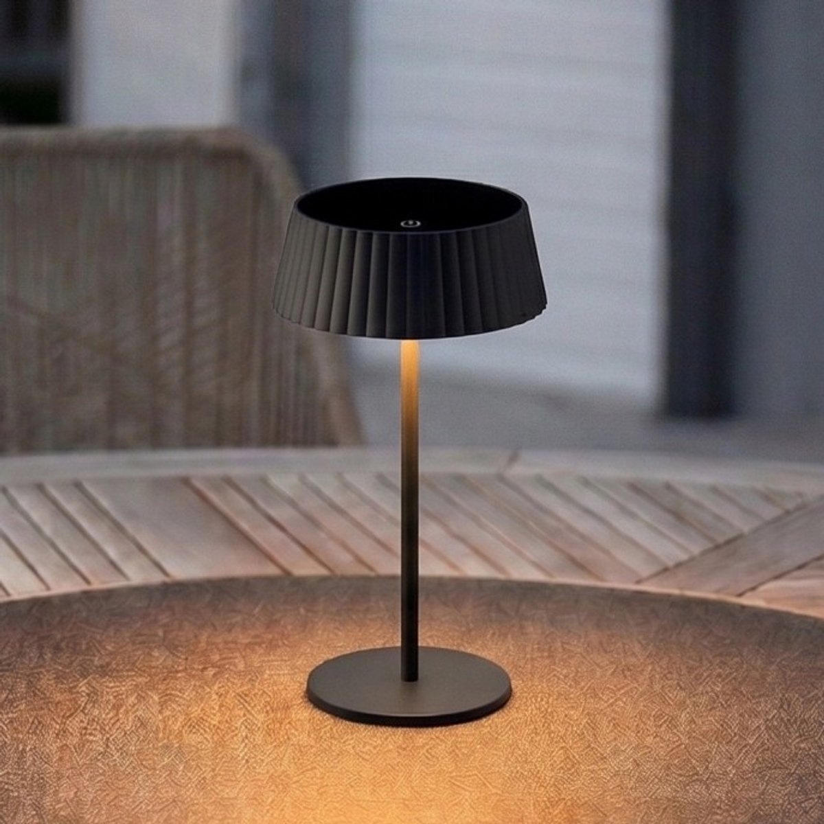 Tafellamp oplaadbaar 'Seren' - Zwart - Opladen via USB-C of zonne-energie - Touch Dimbaar - Tot 60 branduren - Warm wit licht (2700K) - IP44 - Luxe uitstraling - Solar tafellamp