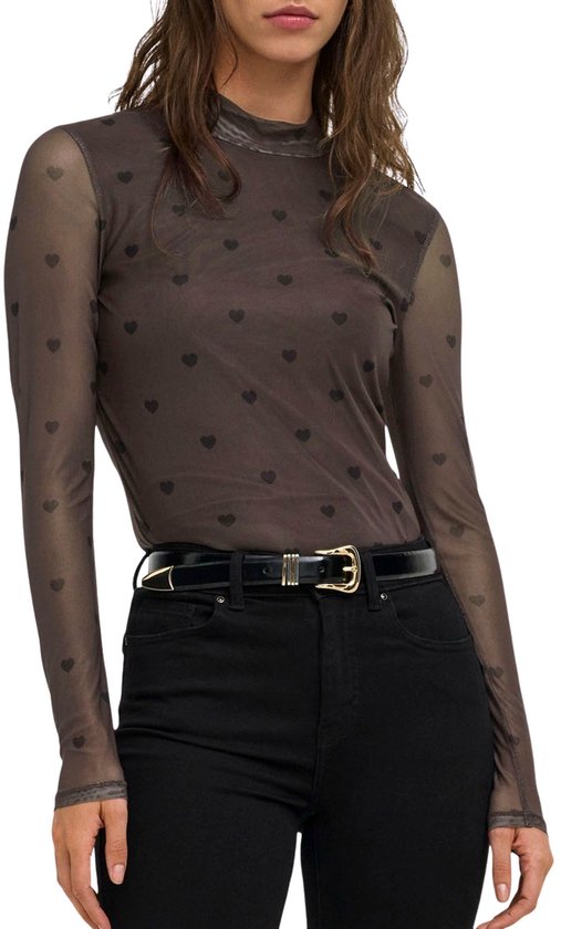 Haut marron en mesh à manches longues avec imprimé cœurs noirs, col montant, porté par un mannequin.