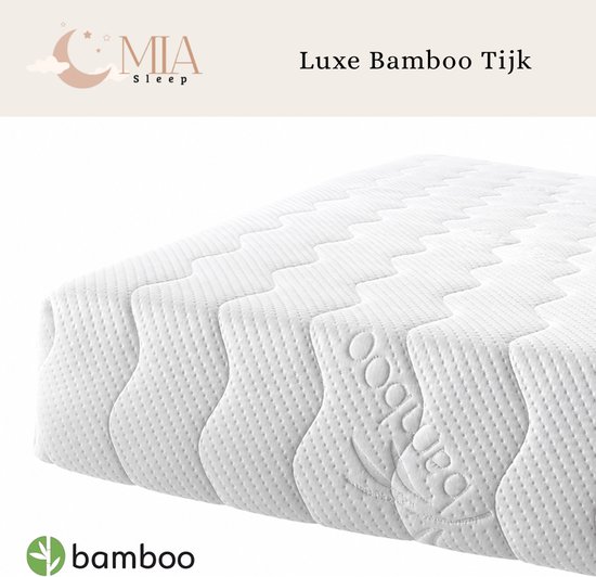 Witte matras met de tekst 'Bamboo' in reliëf. De stof heeft een golvend, geruit patroon. Het MIA Sleep logo is zichtbaar.