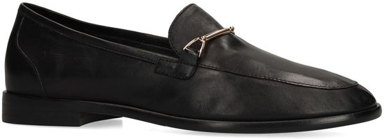 Zwarte leren loafer van opzij, met een goudkleurig metalen detail en een lage hak.