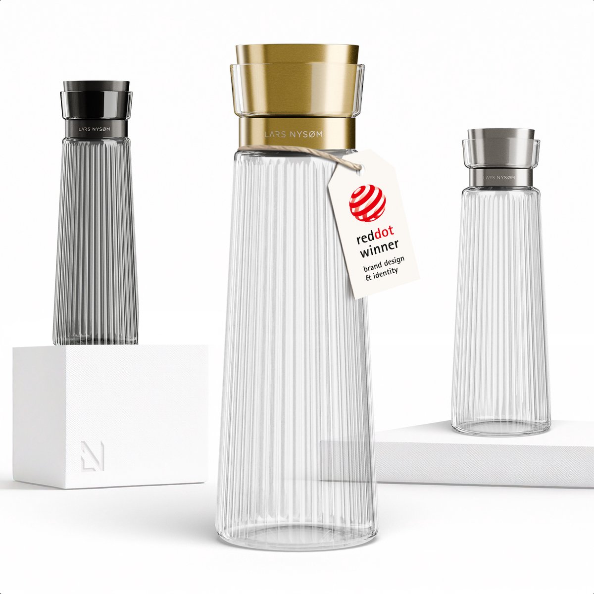 LARS NYSØM Bækvand Waterkaraf 1L met Roestvrijstalen Deksel & Zeef - Elegante Glazen Karaf & Schenkkan voor Sap, Thee & Limonade - Vaatwasmachinebestendig (Pure/Brushed Gold)