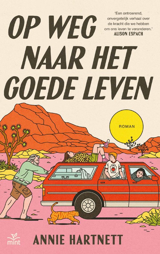 Couverture de livre : 'Op weg naar het goede leven' par Annie Hartnett. Une famille dans une voiture rouge, entourée d'un paysage désertique.