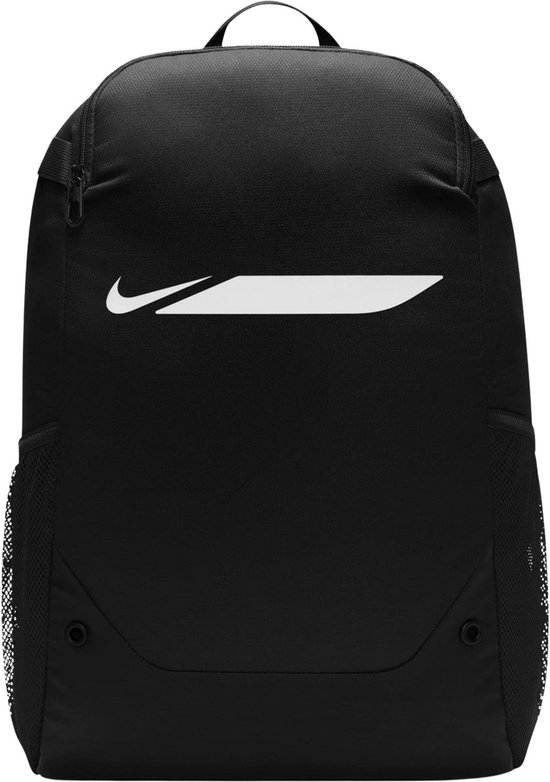 Zwarte rugzak van Nike met wit logo op de voorkant en mesh zijkanten.